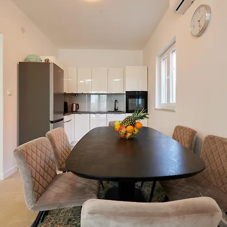 Lilly * Kaštel Novi