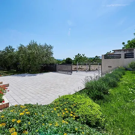 Lilly Kaštel Novi